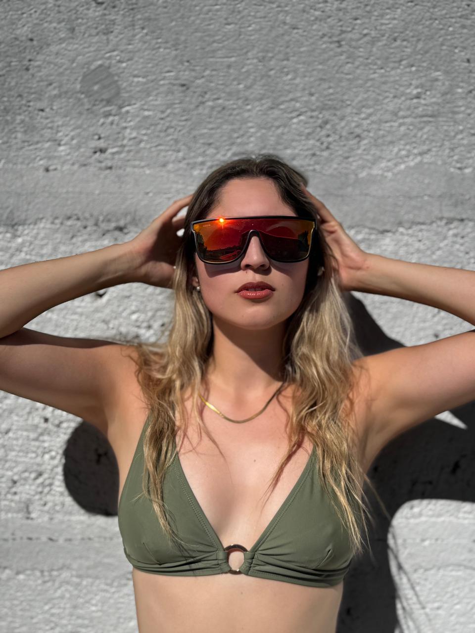 Modelo usando lentes
