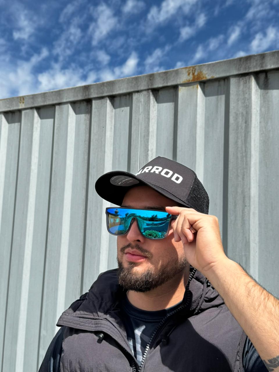 Modelo usando lentes